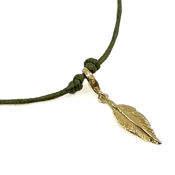 Bernardes armband Soul, goldplattierte Silberfeder, grüne Baumwollkordel, detail